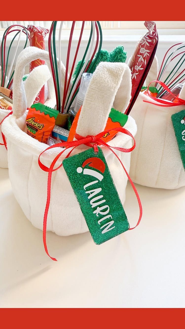 Green glittery gift tag with Santa hat on a white gift basket
