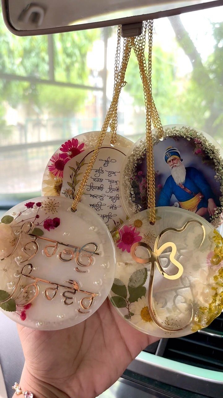 Resin car hanging ornaments with dried flowers and portraits hanging from rearview mirror